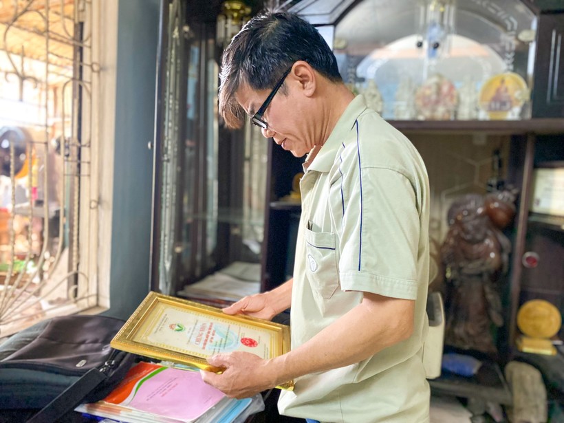 Nhiều sản phẩm nghề rèn của thầy Huỳnh Thế Tiến được chính quyền địa phương công nhận và trao tặng nhiều giấy khen, giấy chứng nhận.