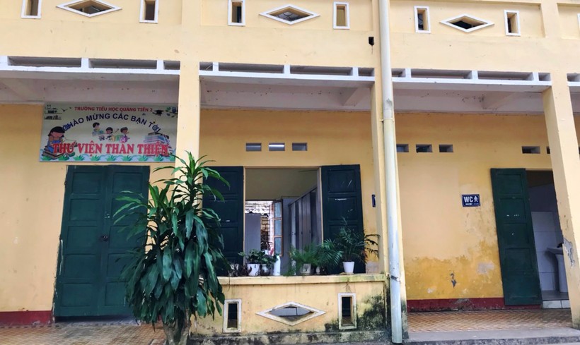 Nhà vệ sinh tạm bợ sát với dãy phòng học của thầy và trò Trường Tiểu học Quảng Tiến 2 (TP Sầm Sơn, Thanh Hóa).