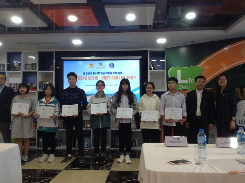 Ông Ebihara Masakazu - đại diện trường đại học IPU và bà Nguyễn Thị Kim Hường trao chứng nhận cho các học sinh đạt giải.