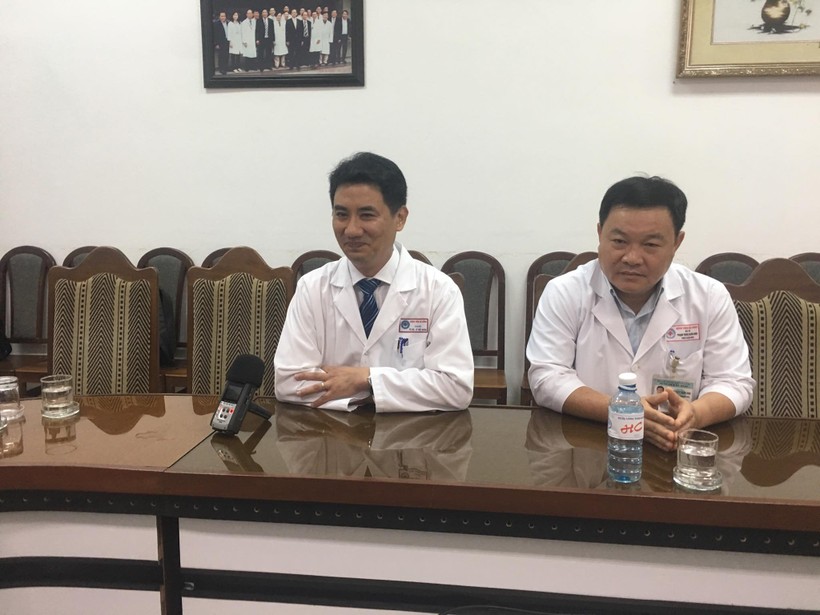 Bác sĩ Lê Đức Nhân (trái) trao đổi với báo chí về tình hình sức khỏe của bệnh nhân.