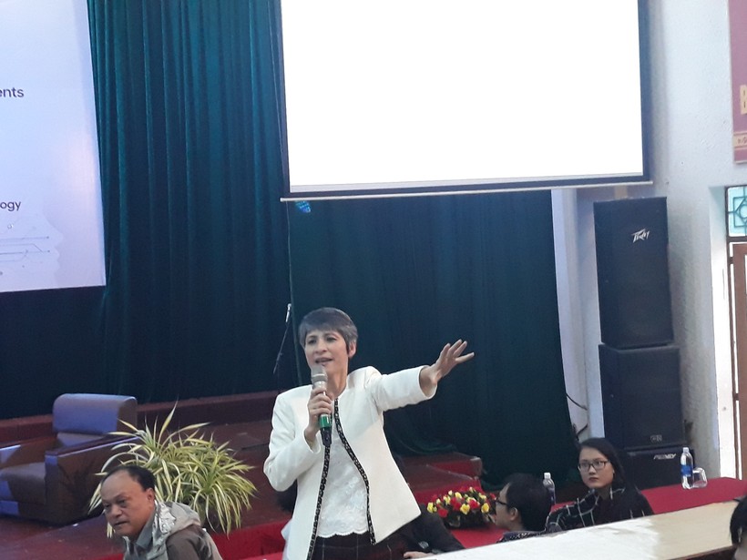 Bà Lê Duy Loan chia sẻ với SV trường ĐH Bách khoa, ĐH Đà Nẵng về những yếu tố để thành công trong sự nghiệp