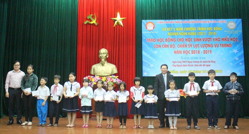 Đại diện Sở GD&ĐT Đà Nẵng và Hội Khuyến học TP Đà Nẵng trao học bổng cho HS.