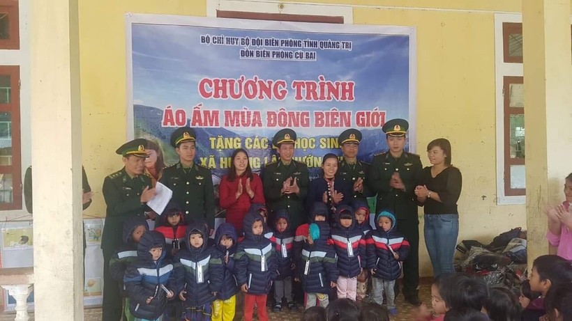 Cán bộ, chiến sĩ Đồn Biên phòng Cù Bai tặng áo ấm cho học sinh mầm non ở xã Hướng Việt và Hướng Lập