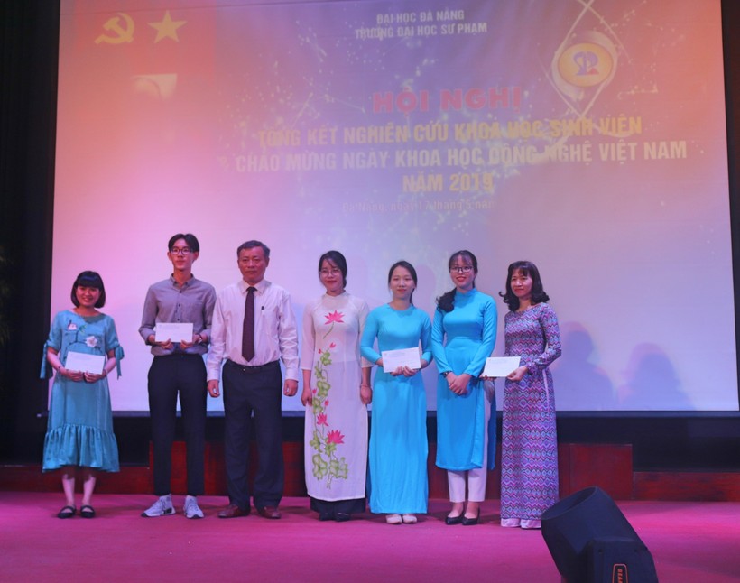 Hiệu trưởng trường ĐH Sư phạm trao thưởng cho cán bộ, giảng viên, SV đạt giải thưởng SV NCKH cấp Bộ năm học 2017 – 2018.