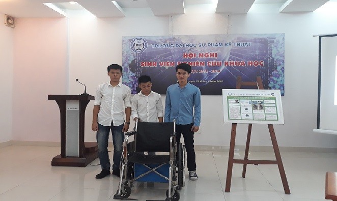 Nhóm SV thuyết minh đề tài Thiết kế, chế tạo xe lăn điện điều khiển bằng cử chỉ đầu trong Hội nghị SV NCKH trường ĐH Sư phạm Kỹ thuật, ĐH Đà Nẵng.