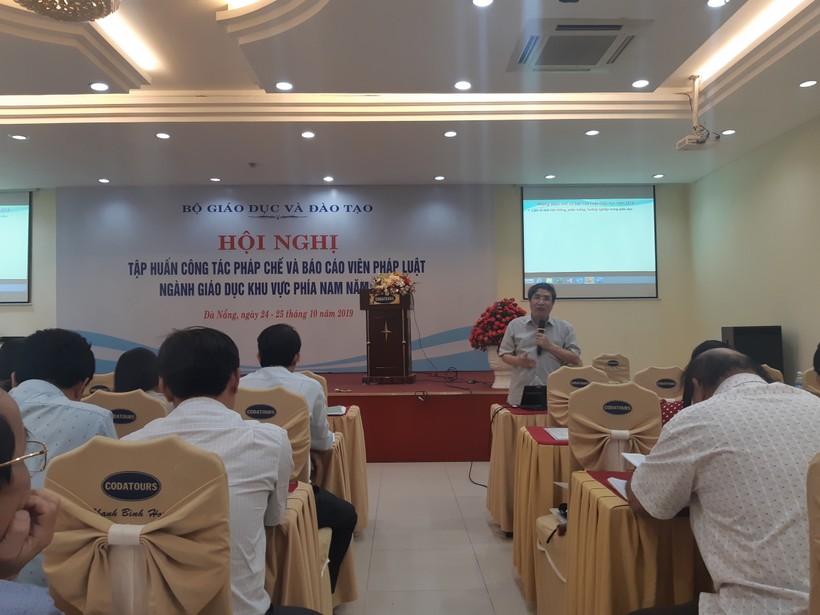 TS Vũ Đình Chuẩn – Vụ trưởng Vụ Giáo dục Trung học, Bộ GD&ĐT giới thiệu Luật Giáo dục năm 2019 tại Hội nghị.