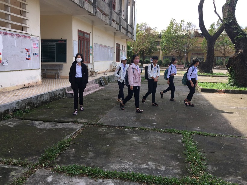 Học sinh trường THPT Bình Sơn  (Quảng Ngãi) trở lại trường sau bão số 9