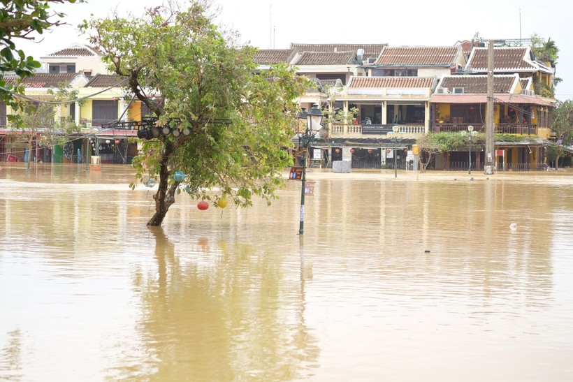 Mưa lớn kéo dài trong 2 ngày qua khiến nước trên sông Hoài dâng cao và tràn vào nhà dân ở phố cổ Hội An.