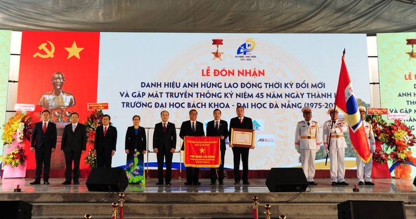 Đại diện lãnh đạo trường ĐH Bách khoa Đà Nẵng đón nhận danh hiệu Anh hùng lao động thời kỳ đổi mới.