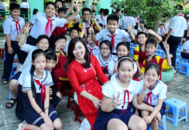 Cô trò trường Tiểu học Núi Thành (Quận Hải Châu, TP Đà Nẵng)
