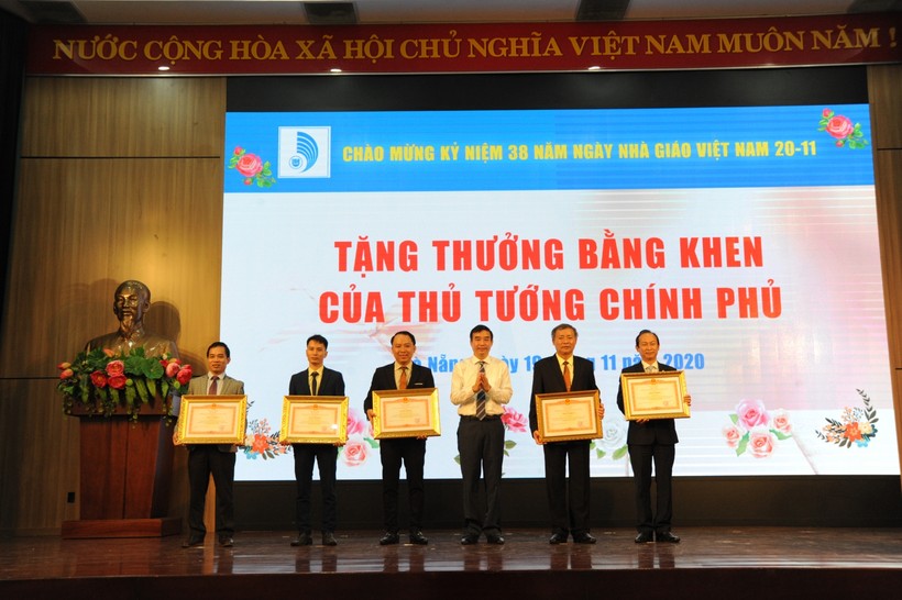 Ông Lê Trung Chinh - Phó Chủ tịch UBND TP Đà Nẵng thừa ủy quyền trao tặng Bằng khen của Thủ tướng chính phủ cho 3 tập thể và 2 cá nhân