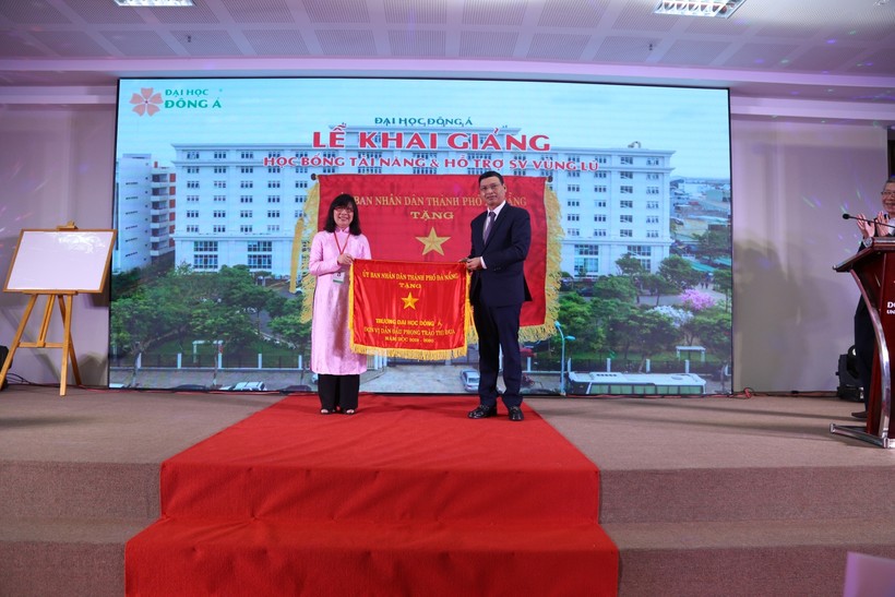 Ông Hồ Kỳ Minh trao Cờ thi đua của UBND TP Đà Nẵng cho trường ĐH Đông Á.