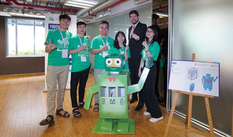 Robot “Biya” có khả năng nhắc nhở mọi người bảo vệ môi trường của nhóm SV trường ĐH Bách khoa, ĐH Đà Nẵng.