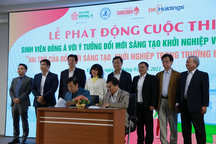 Lễ ký kết hợp tác giữa Trường ĐH Đông Á và Công ty CP Trung tâm ươm tạo khởi nghiệp Sông Hàn.