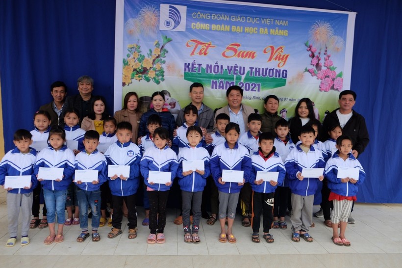 Công đoàn ĐH Đà Nẵng tặng quà cho HS Trường Tiểu học Hóa Thanh (Quảng Bình) trong chương trình "Tết sum vầy - Kết nối yêu thương".