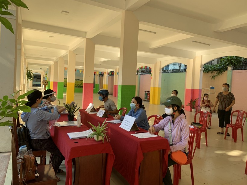 Phụ huynh Trường Tiểu học Hùng Vương (quận Hải Châu, TP Đà Nẵng) thực hiện 5K khi đến trường nhận bài kiểm tra