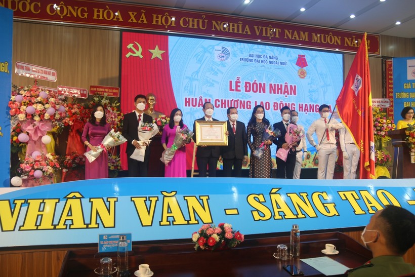 Tập thể Trường ĐH Ngoại ngữ, ĐH Đà Nẵng vinh dự đón nhận Huân chương Lao động hạng Ba 