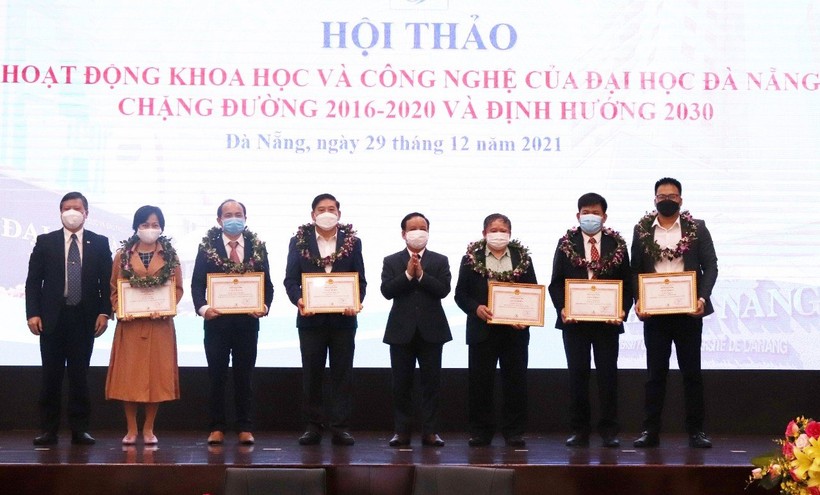 PGS.TS Nguyễn Ngọc Vũ - Giám đốc ĐH Đà Nẵng khen thưởng các cá nhân có thành tích tiêu biểu trong hoạt động KHCN giai đoạn 2016-2020.
