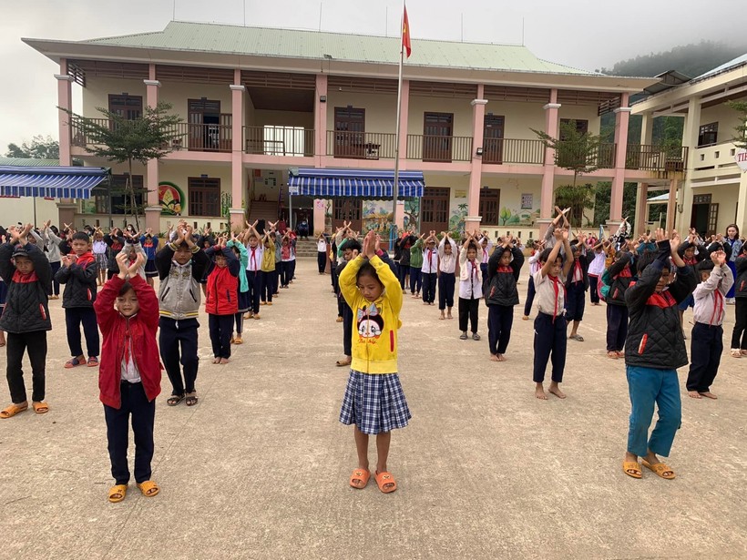 Học sinh Trường Phổ thông dân tộc bán trú Tiểu học Trà Tập (Nam Trà My, Quảng Nam) sinh hoạt tập thể trong giờ ra chơi