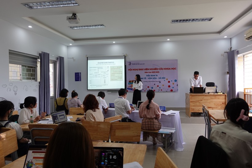 Sinh viên Trường ĐH Ngoại ngữ, ĐH Đà Nẵng bảo vệ đề tài nghiên cứu khoa học tại các tiểu ban