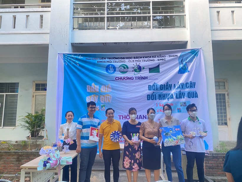 Chương trình Đấu giá các sản phẩm tái chế  của sinh viên Câu lạc bộ Môi trường, Trường ĐH Bách khoa, ĐH Đà Nẵng thu hút  nhiều giảng viên tham gia.