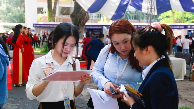 Các ứng viên tìm hiểu thông tin tuyển dụng tại Ngày hội việc làm 2022 do Trường ĐH Kinh tế, ĐH Đà Nẵng và Sở LĐ-TB&XH Đà Nẵng tổ chức 
