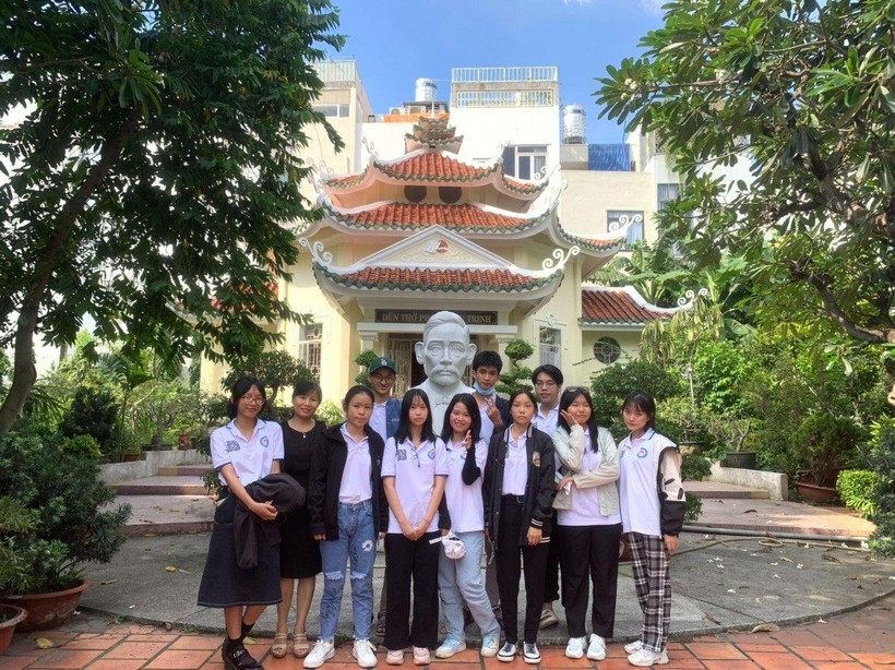 Học sinh Trường THPT Phan Châu Trinh (Đà Nẵng) tham gia chương trình Học bổng Học tập trải nghiệm tại Khu lưu niệm mộ cụ Phan Châu Trinh (TP Hồ Chí Minh)