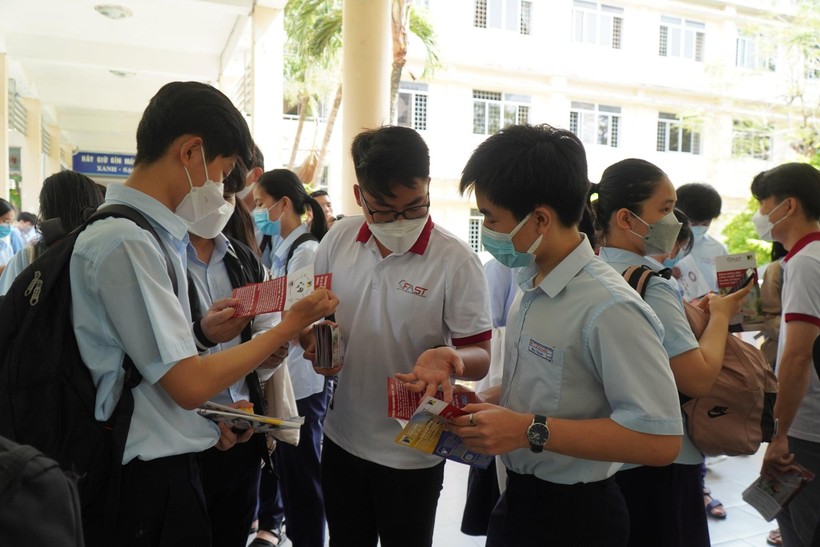 Học sinh Trường THPT chuyên Lê Quý Đôn (Đà Nẵng) tìm hiểu thông tin tuyển sinh của ĐH Đà Nẵng.