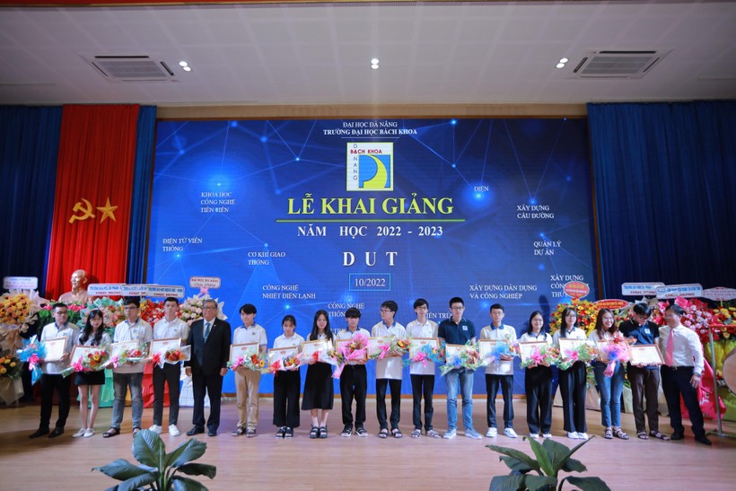 Trường ĐH Bách khoa, ĐH Đà Nẵng khen thưởng cho sinh viên xuất sắc