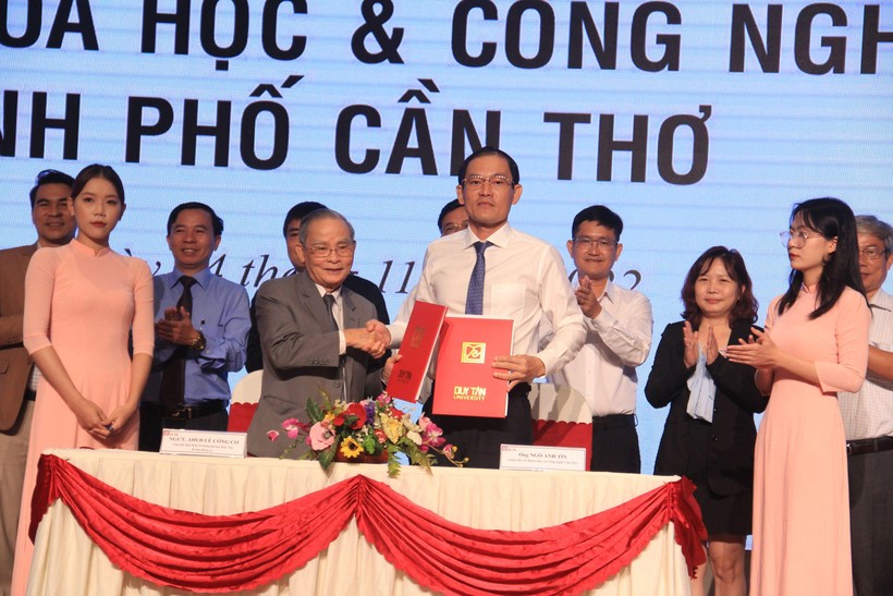 Trường ĐH Duy Tân ký kết hợp tác với Sở Khoa học và Công nghệ thành phố Cần Thơ.