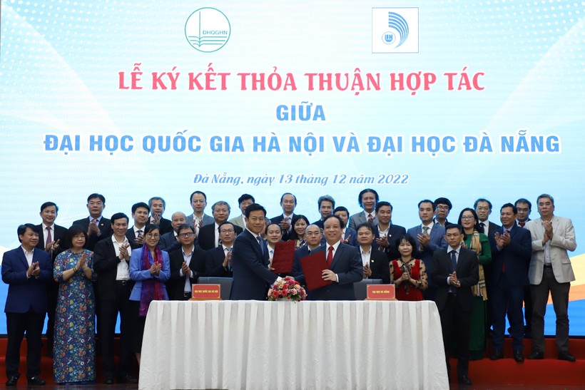 Lễ ký kết thỏa thuận hợp tác giữa ĐH Quốc gia Hà Nội và ĐH Đà Nẵng.
