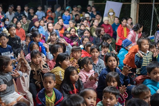 Sinh viên Bách khoa Đà Nẵng 'chở' yêu thương đến thôn Cột Buồm ảnh 3
