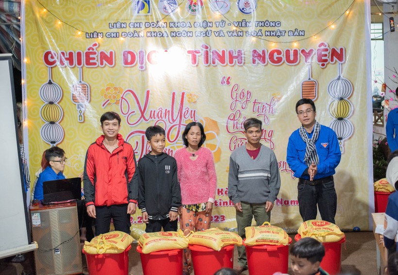 Sinh viên Bách khoa Đà Nẵng 'chở' yêu thương đến thôn Cột Buồm ảnh 1