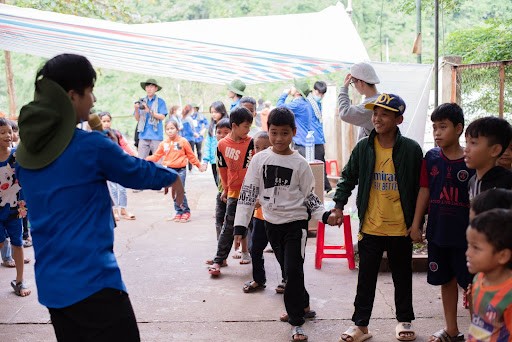 Sinh viên Bách khoa Đà Nẵng 'chở' yêu thương đến thôn Cột Buồm ảnh 2