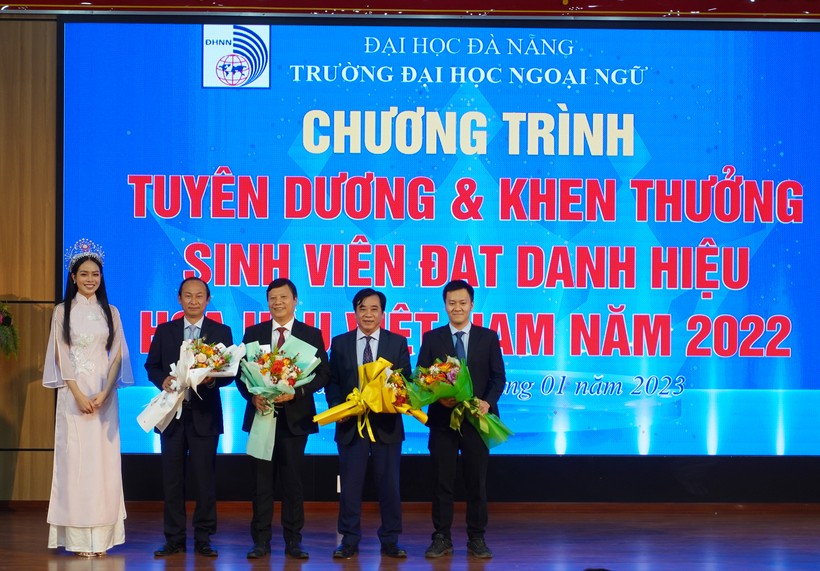 Hoa hậu Việt Nam 2022 Huỳnh Thị Thanh Thủy trở lại giảng đường ảnh 1
