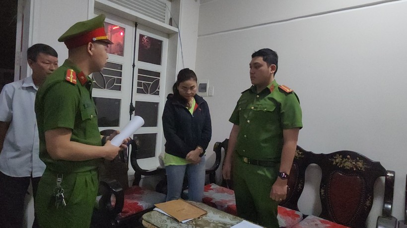 Cơ quan công an đọc lệnh bắt tạm giam đối với bà Lâm Thị Hồng Tâm, nguyên thủ quỹ Trường ĐH Bách khoa, ĐH Đà Nẵng. 