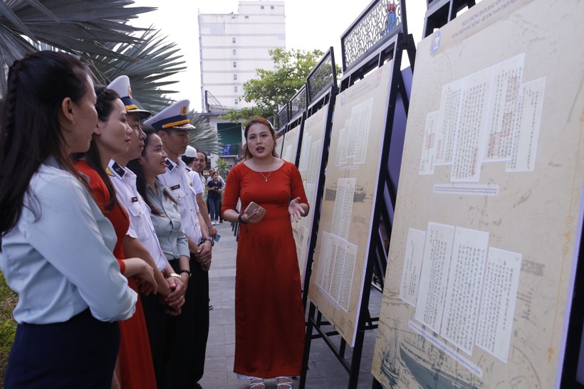 Triển lãm "Đà Nẵng nhìn từ biển qua Di sản tư liệu thế giới châu bản triều Nguyễn" giới thiệu gần 100 văn bản lưu hình dấu và bút tích vua phê. 