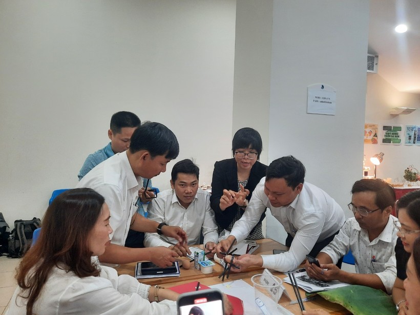 Giáo viên Đà Nẵng trải nghiệm một số hoạt động STEM trong chương trình tập huấn Xây dựng bài giảng và phương pháp đánh giá học tập liên môn STEM.