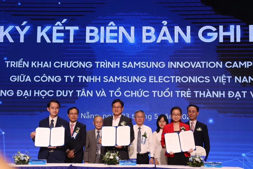 Trường ĐH Duy Tân và Tổ hợp Samsung Việt Nam, Công ty Điện tử Samsung Vina ký kết biên bản ghi nhớ. 