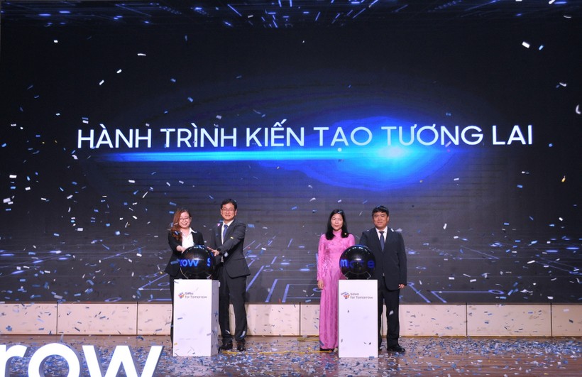Đại diện Trường ĐH Duy Tân, Sở GD&ĐT Đà Nẵng và Samsung bấm nút khởi động cuộc thi Kiến tạo tương lai 2023 khu vực miền Trung. 