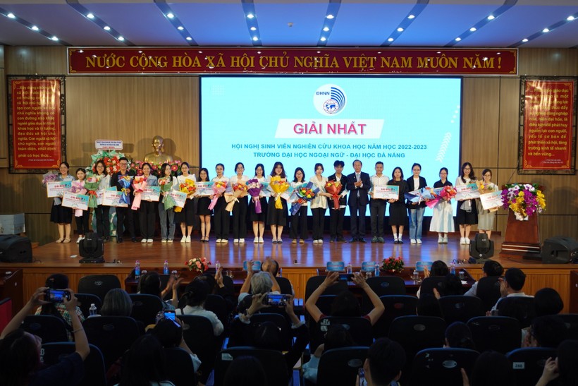16 giải nhất được trao tại Hội nghị sinh viên nghiên cứu khoa học Trường ĐH Ngoại ngữ, ĐH Đà Nẵng. 