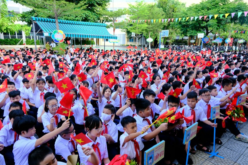Học sinh Trường THCS Nguyễn Huệ dự khai giảng năm học 2023 - 2024. 