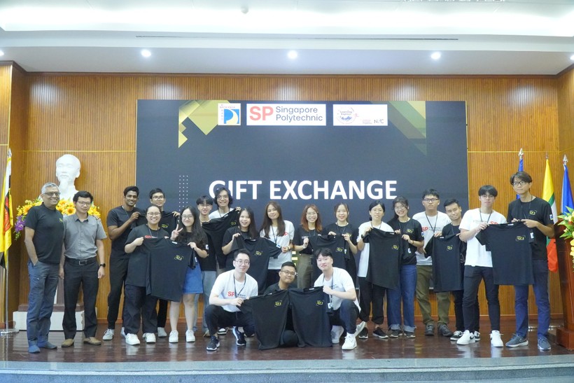 Sinh viên Trường ĐH Bách khoa, ĐH Đà Nẵng và Trường Singapore Polytechnic trao đổi quà lưu niệm tại lễ khởi động dự án Learning Express. 