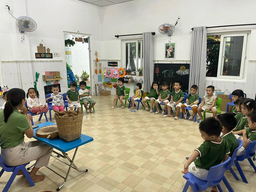 Các bé Trường Mầm non A Tiêng gửi quà tặng của núi rừng là củ sắn cho những bạn nhỏ Trường mầm non Ngọc Lan. ảnh 11