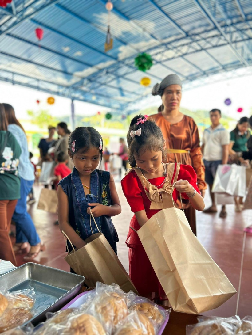 Sau tiệc buffer, các em học sinh Trường Mầm non A Tiêng đều có thêm phần quà bánh, sữa mang về nhà cho người thân. ảnh 7