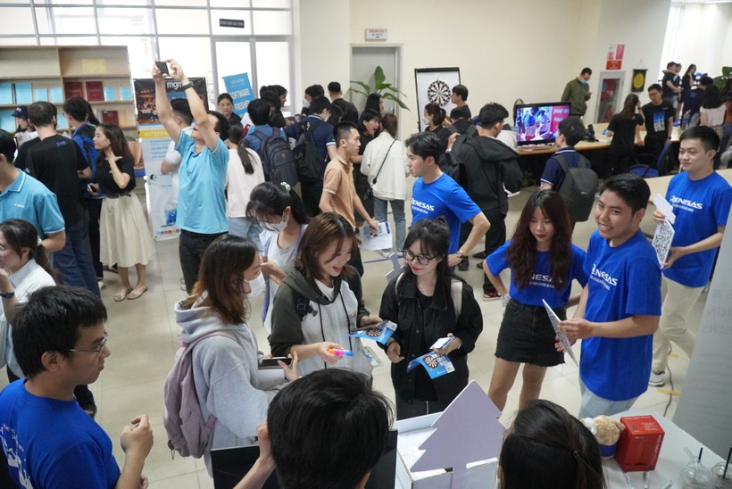 SInh viên Trường ĐH Bách khoa, ĐH Đà Nẵng tham gia ngày hội tuyển dụng nhân sự ngành Công nghệ thông tin IT Job Fair 2022. ảnh 2