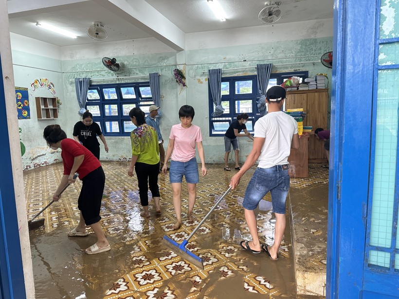 Phòng học ở tầng trệt của Trường Tiểu học Hồng Quang bị ngập nước, đọng lại một lớp bùn đất phải dọn rửa. ảnh 3