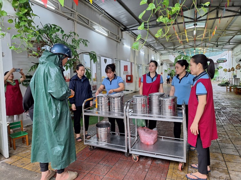 Phụ huynh Trường Mầm non Ngọc Lan (quận Hải Châu, Đà Nẵng) đến trường nhận phần ăn sáng cho con vào đầu giờ sáng ngày 17/10.