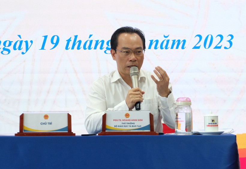 Thứ trưởng Bộ GD&ĐT Hoàng Minh Sơn phát biểu tại Hội thảo. ảnh 1