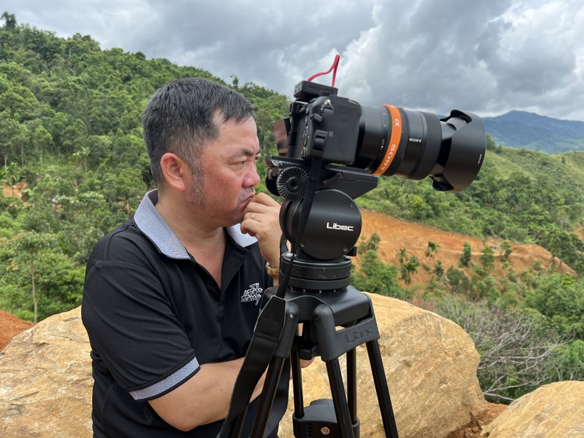 Nhà báo Bùi Tấn Sỹ - Đài Phát thanh - truyền hình Quảng Nam đang chọn cảnh quay để thực hiện phóng sự Đi học trên núi. (Ảnh: NVCC)